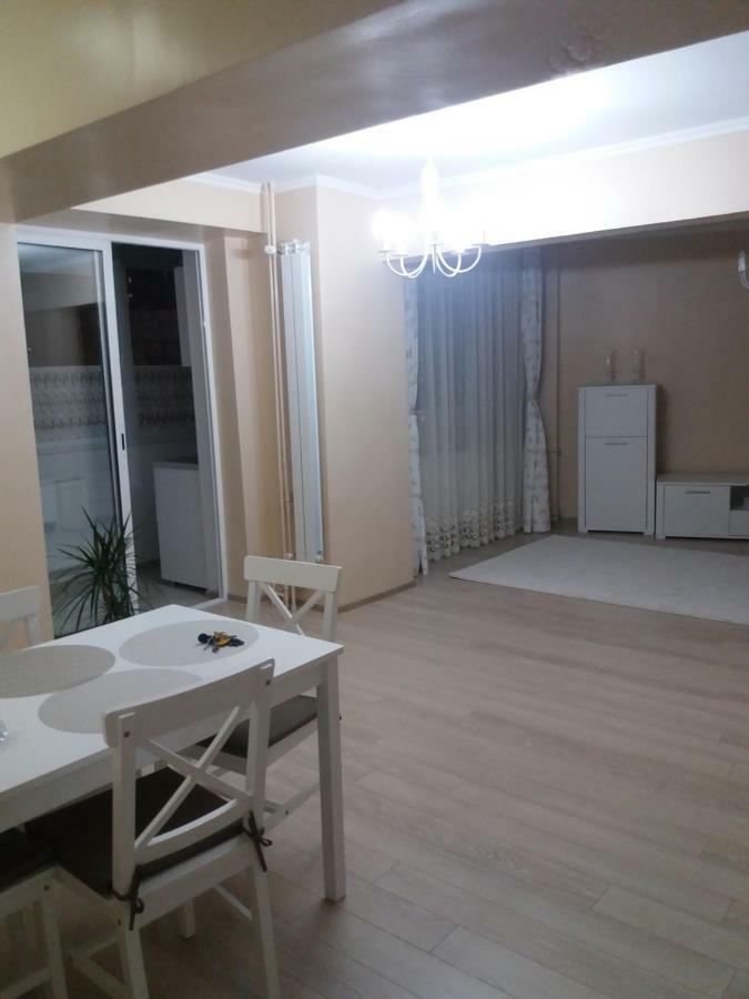Juli's Apartment Oradea Bagian luar foto